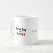 Mug Honoring Our Heroes / Día de los Caídos (Devant gauche)