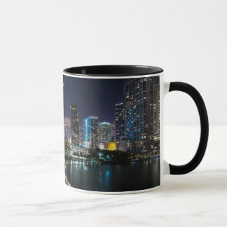 Mug Horizon de ville de Miami avec le pont la nuit