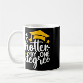 Mug Hotter By One Degree Funny Graduation 2025 (Gauche)