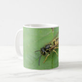 Mug Hoverfly sur une boule de feuilles (Devant gauche)