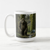 Mug Huge Bigfoot assis dans les bois (Gauche)