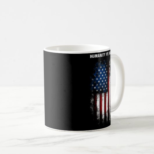 Mug Humanity Vs. Insanity Distressed American Patrioti (Devant droit)