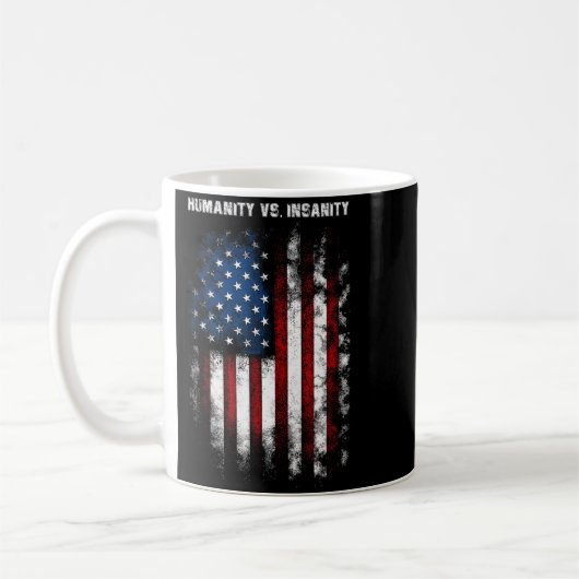 Mug Humanity Vs. Insanity Distressed American Patrioti (Gauche)
