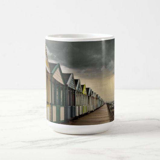 Mug Huttes de plage dans un orage | Southwold d'été (Centre)