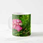 Mug Hydrangia Fleurs roses avec Feuilles verts (Devant gauche)