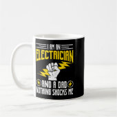 Mug I Am Electrician And A Dad Nothing Shocks Me, Fath (Gauche)