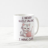 Mug I Never Quilt Alone I Have Cats - Quilter Sewing Q (Devant droit)