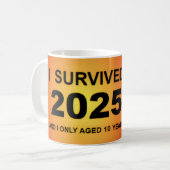 Mug I Survived 2025  (Devant gauche)