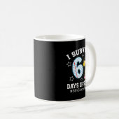 Mug I Survived 67 Days Of School 6th Grade Teacher (Devant droit)