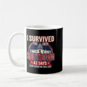 Mug I Survived The 2025 Shutdown Funny Litical Quote  (Gauche)