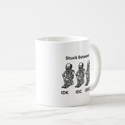 Mug IDK, IDC et IDGAF avec squelettes créés sur un (Devant droit)