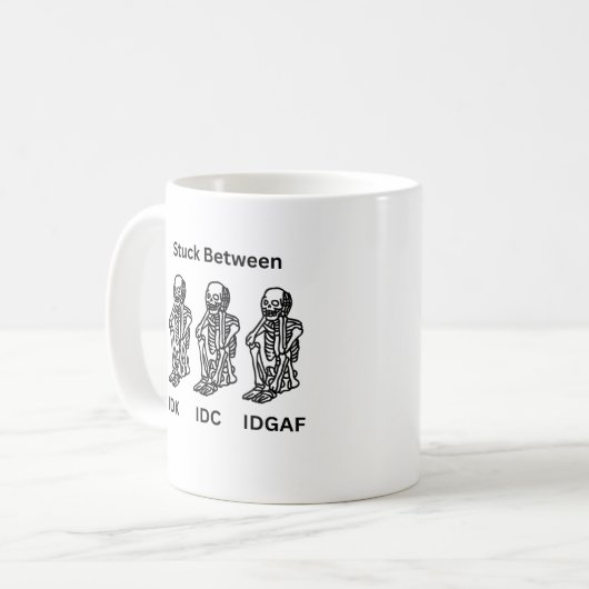 Mug IDK, IDC et IDGAF avec squelettes créés sur un (Devant gauche)