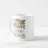 MUG IL EST DIFFICILE DE LAISSER UNE LUMIÈRE POUR PERSO (Devant gauche)