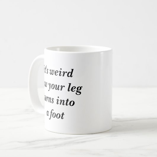 Mug Il est étrange comment votre jambe se transforme (Devant gauche)