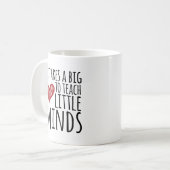 Mug Il prend un grand coeur pour enseigner de petits (Devant gauche)