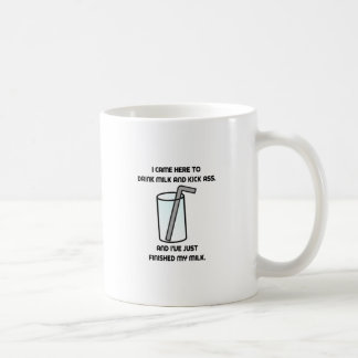 Mug IL serrent le lait de boissons