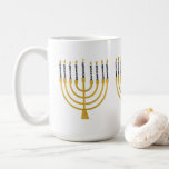 Mug Illustration des bougies bleues de Menorah Hanoukk<br><div class="desc">Faux bougies menorah en feuille d'or pour votre fête Hanoukka. Illustration de la menorah lunaire avec des étoiles blanches recouvertes de bougies célestes sur un socle de bougies menorah en faux or. Menorah élégante étoile Hanoukka illustrée cadeaux de design et produits en papier.</div>