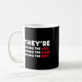 Mug Ils mangent les chiens - Ils mangent les chats (Gauche)