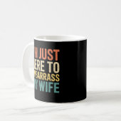 Mug I'm Just Here To Embarrass My Wife Funny Husband  (Devant gauche)