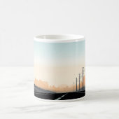 Mug Image simple des pôles d'électricité sur la route (Centre)