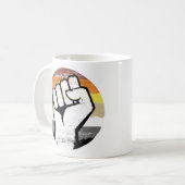 Mug Impression de cercle de poing de fierté d'ours (Devant gauche)