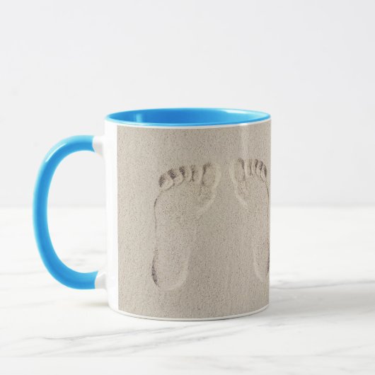 Mug Impression pieds nus dans le sable de plage (Gauche)