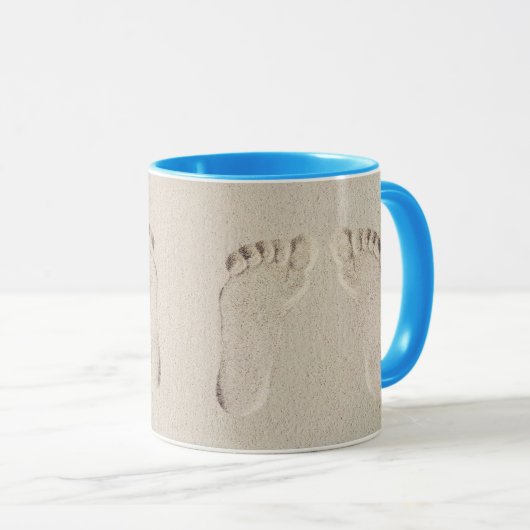 Mug Impression pieds nus dans le sable de plage (Devant droit)