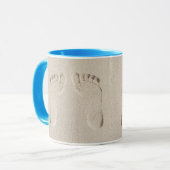 Mug Impression pieds nus dans le sable de plage (Devant gauche)