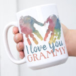 Mug Imprimantes de coeur grand-mère Cadeau Carré photo<br><div class="desc">Vraiment le cadeau parfait pour les grands-parents! Cette adorable tasse présente des petites empreintes colorées formant un coeur au milieu. Ajoutez la photo de votre enfant pour le cadeau personnalisé le plus doux pour grand-mère ! Cette adorable tasse ravira tous les matins ! Aussi parfait pour maman pour la Fête...</div>