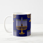 Mug imprimé juif en bleu menorah hanoukka<br><div class="desc">"imprimé juif de menorah hanoukka bleu",  "hanoukka bleu",  "menorah jaune",  "hanoukka menorah",  menorah,  "happy hanoukka",  channukah,  hannukah,  Hanoukka,  "vacances juives"</div>