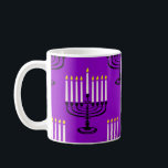 Mug imprimé juif violet menorah hanoukka<br><div class="desc">"menorah violet hanoukka tirage juif ",  "hanoukka violet",  "menorah violet",  "hanoukka menorah",  menorah,  "happy hanoukka",  channukah,  hannukah,  Hanoukka, ,  "vacances juives"</div>