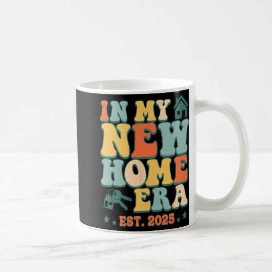 Mug In My New Home Era, Funny New Homeowner Est. 2025 (Droite)
