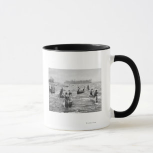 Mug Indiens pêchant dans la photographie de canal de
