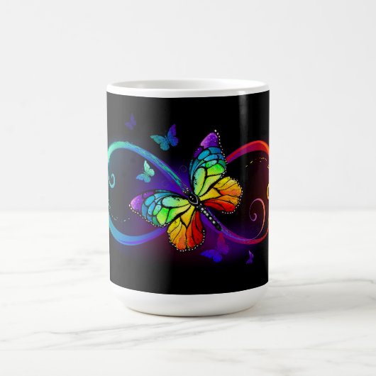 Mug Infini vibrant avec papillon arc-en-ciel sur noir  (Centre)