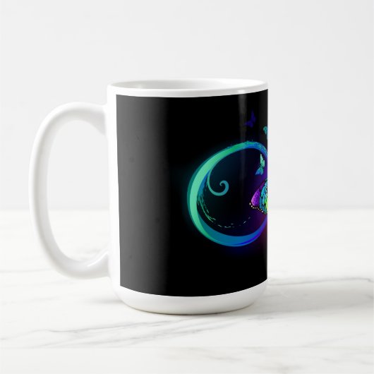 Mug Infini vibrant avec papillon arc-en-ciel sur noir  (Gauche)