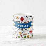 Mug Infirmière<br><div class="desc">Souvenir d'appréciation ou d'obtention du diplôme d'infirmière, mettant en vedette la conception de fournitures médicales. Modifiez le texte pour ajouter un nom.</div>