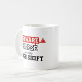 Mug Infirmière Alimentée Par Nuit Shift | Infirmière e (Devant gauche)