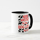 Mug Infirmière anesthésiste aime les chiens (Devant droit)