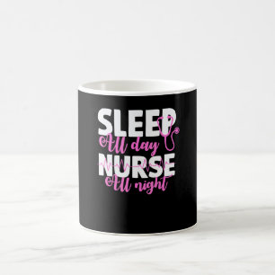 Mug Infirmière Dort toute la journée, soigne toute la