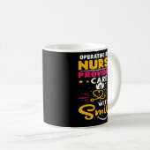 Mug Infirmière en salle d'opération pour soigner avec (Devant droit)