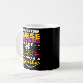 Mug Infirmière en salle d'opération pour soigner avec (Devant gauche)