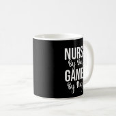 Mug Infirmière Par Jeu De Jour Par Nuit (Devant droit)
