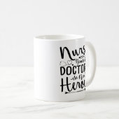 Mug Infirmière parce que même les médecins ont besoin (Devant droit)