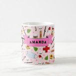 Mug Infirmière personnalisée<br><div class="desc">Une confection créative d'une infirmière ou d'une tasse-cadeau pour garder son diplôme, avec des fournitures médicales pour soins infirmiers sur un arrière - plan rose. Pour personnaliser la modification du texte pour ajouter un nom.</div>