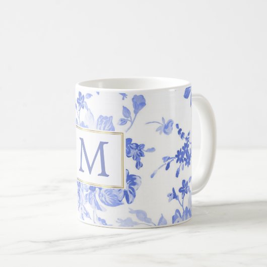 Mug initiale bleue de porcelaine de fleur blanche (Devant droit)