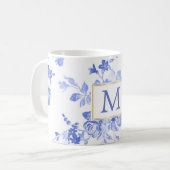 Mug initiale bleue de porcelaine de fleur blanche (Devant gauche)