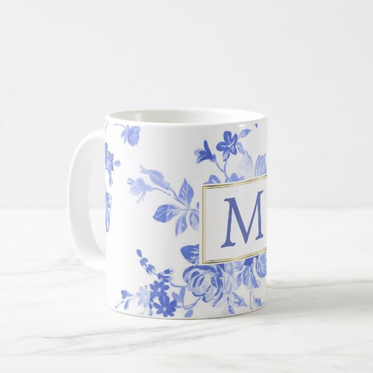 Mug initiale bleue de porcelaine de fleur blanche (Devant gauche)