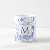 Mug initiale bleue de porcelaine de fleur blanche (Centre)