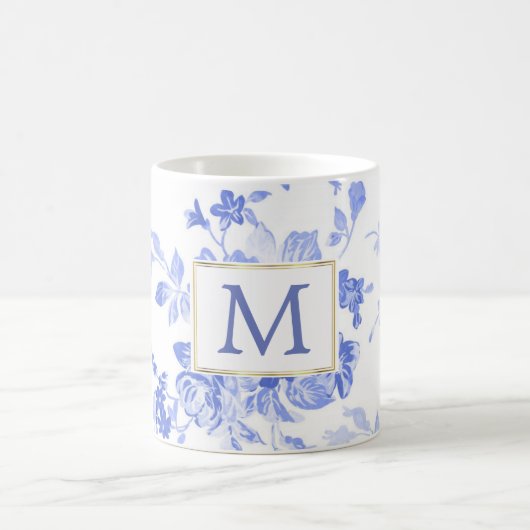 Mug initiale bleue de porcelaine de fleur blanche (Centre)