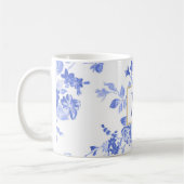 Mug initiale bleue de porcelaine de fleur blanche (Gauche)